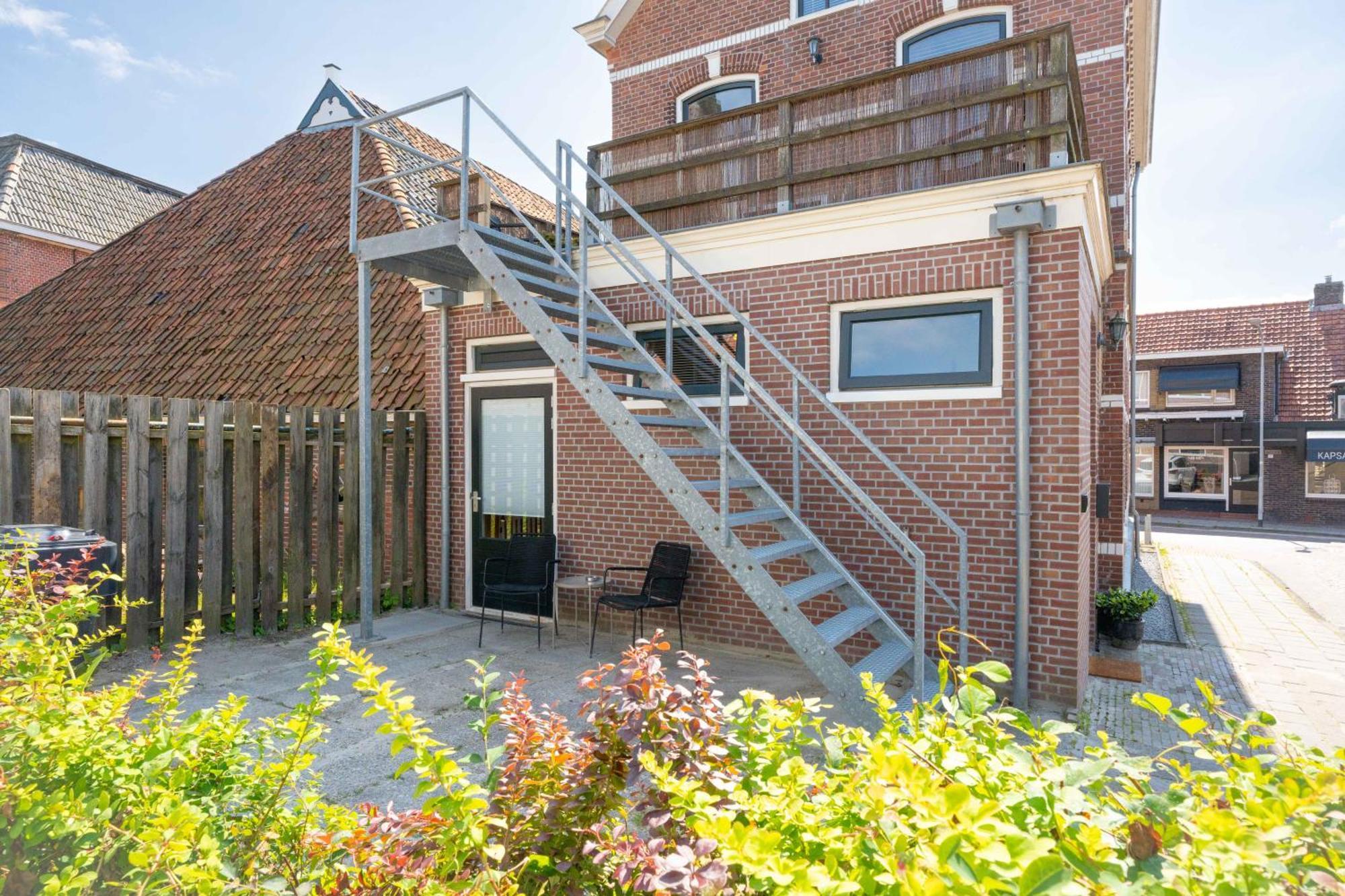 Sfeervol Verblijf In Oude Gemeentehuis Eenrum. Dış mekan fotoğraf