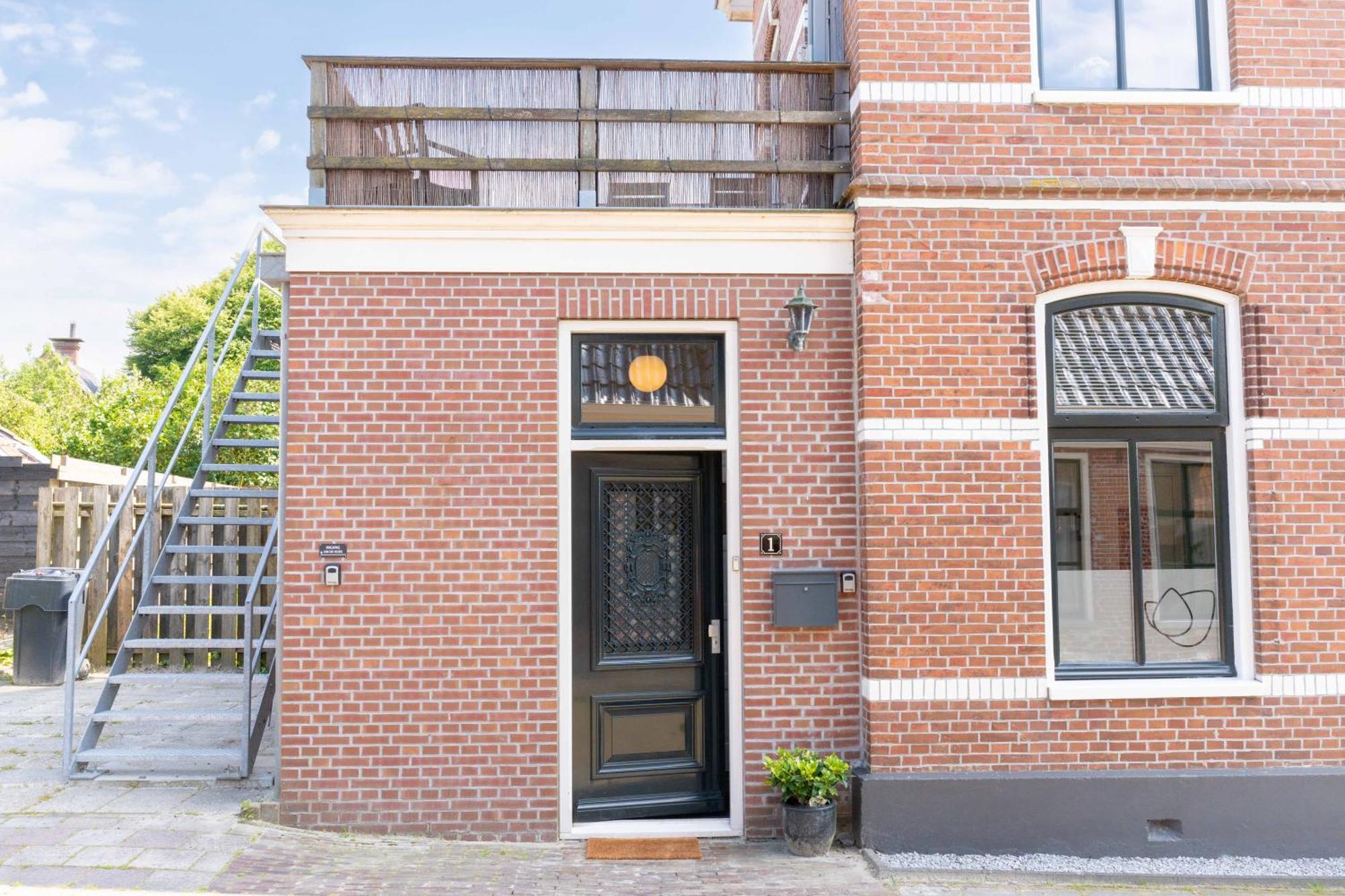 Sfeervol Verblijf In Oude Gemeentehuis Eenrum. Dış mekan fotoğraf